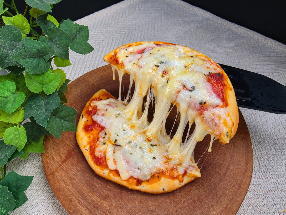 チーズたっぷりマルゲリータ風ピザ（焼き上げ後・チーズのイメージ）