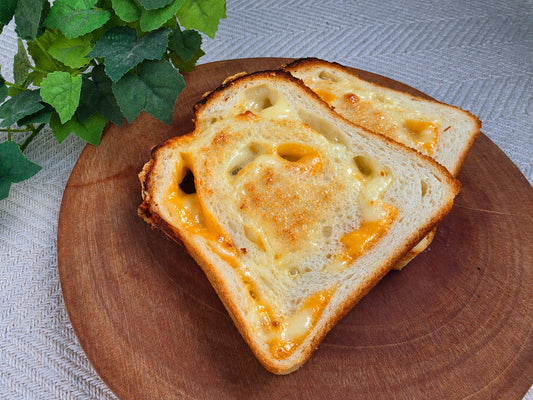 3種のチーズブレッド（ハーフ）のスライス（焼き上げ後・チーズのイメージ）